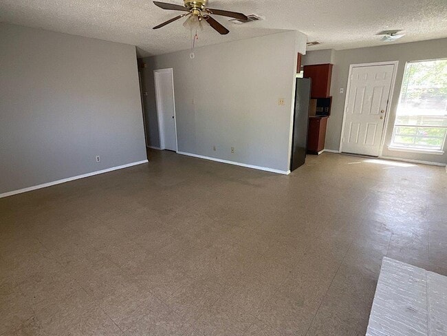 Building Photo - 415 Thelma Dr
