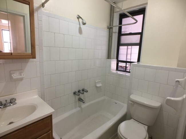 Building Photo - 605 W 184th St