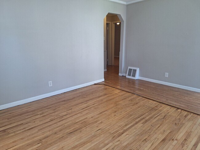 Building Photo - Charming 3 bedroom bungalow freshly updated