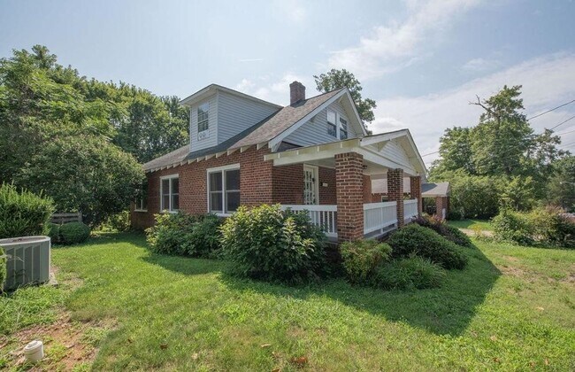 Building Photo - Amazing 3/ 1 House for Rent