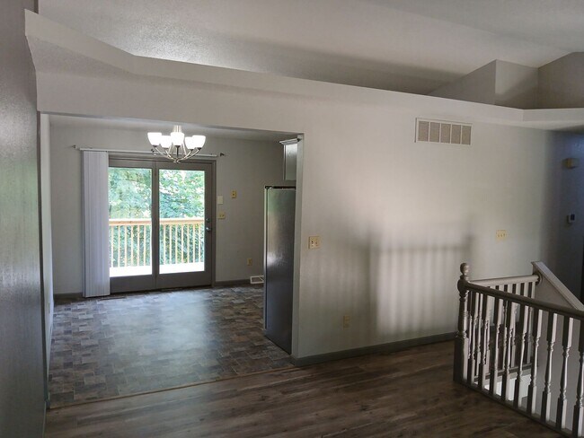 Foto del edificio - 3 bed, 2.5 bath, 2 car garage split foyer