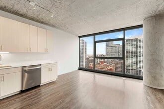 Building Photo - 711 S Clark St