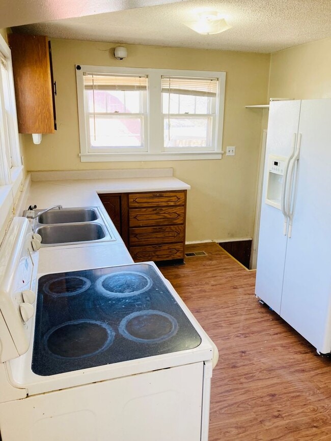Building Photo - Cute Bungalow, Centrally Located