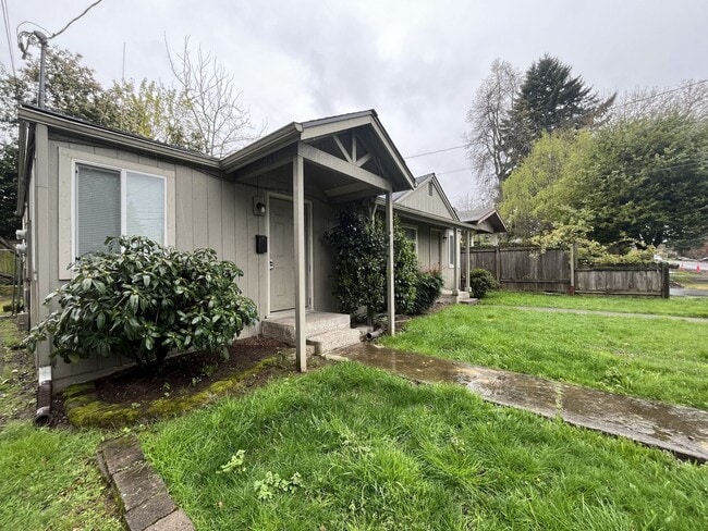 Building Photo - Updated and Bright 3 Bedroom 2 Bath Home in NE Portland (PDX/Columbia River)