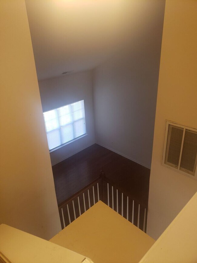 Foto del edificio - Nice End Unit Townhome in the University Area