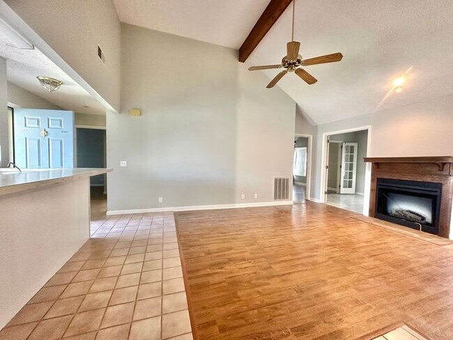 Foto del edificio - MOVE -IN SPECIAL $200 OFF first month's re...