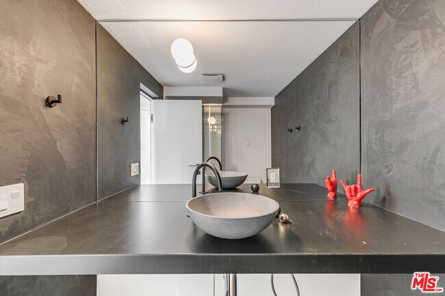 Foto del edificio - 7135 Hollywood Blvd