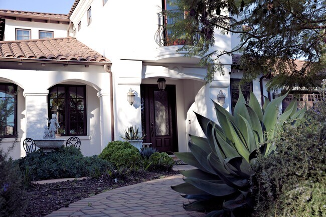 Building Photo - 1215 Altamead Dr