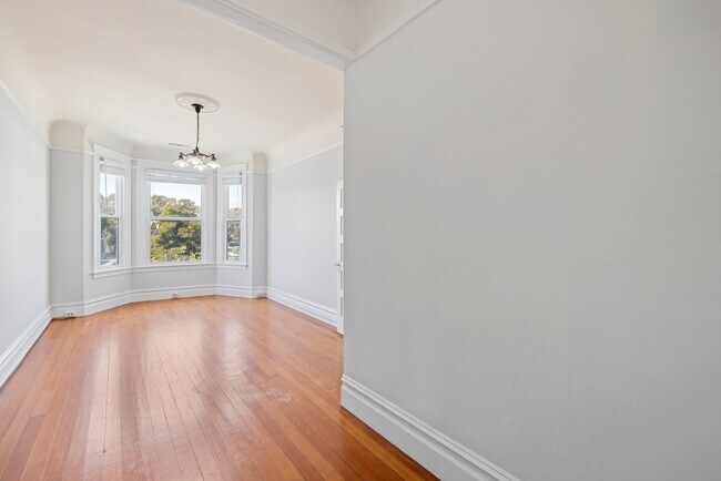 Building Photo - 267 S Van Ness Ave