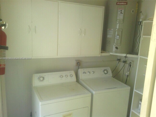 Building Photo - 11601 NE 12th Ave