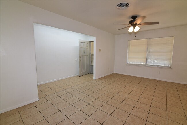 Foto del edificio - 6414 Grape St