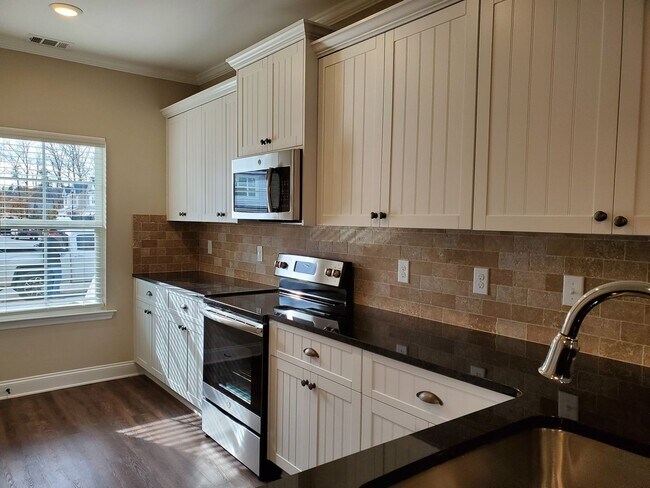 Foto del edificio - Brand New 4 Bedroom Townhome in Ammenities Community