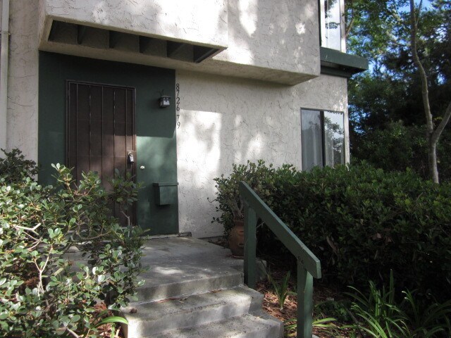Foto principal - LA JOLLA - 2 Br + Den, Private End Unit To...