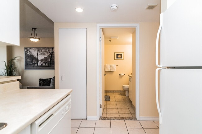 Building Photo - 1253 Av. de l'Hôtel-de-Ville