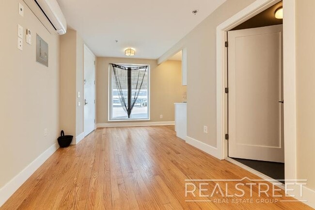 Building Photo - Gorgeous 3 Queen Size Bedrooms 1.5 Bath Duplex with Outdoor Space and Private Laundry in Prime Clint