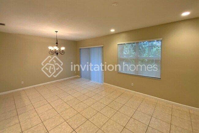 Building Photo - 102 W Prive Cir