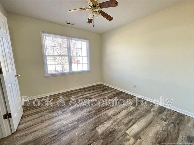 Foto del edificio - 7895 Burwell Dr