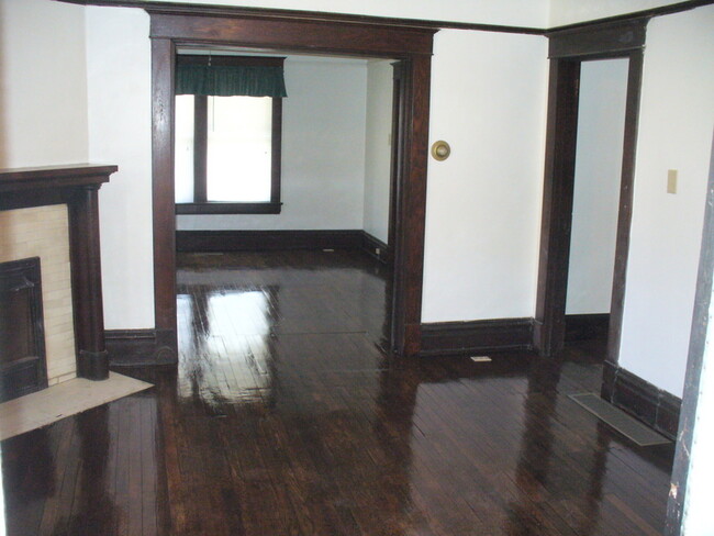 Hardwood Floors - 113 Vine St