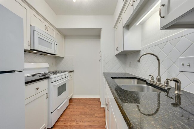 Building Photo - 505 W 7th St