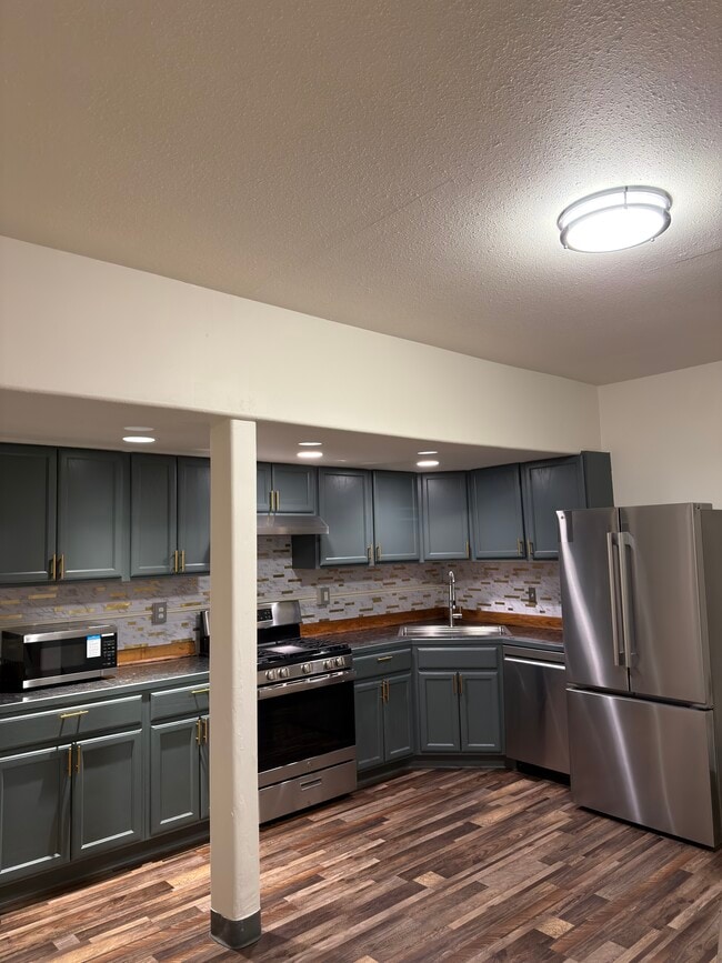 Kitchen - 2011 Oregon Ave