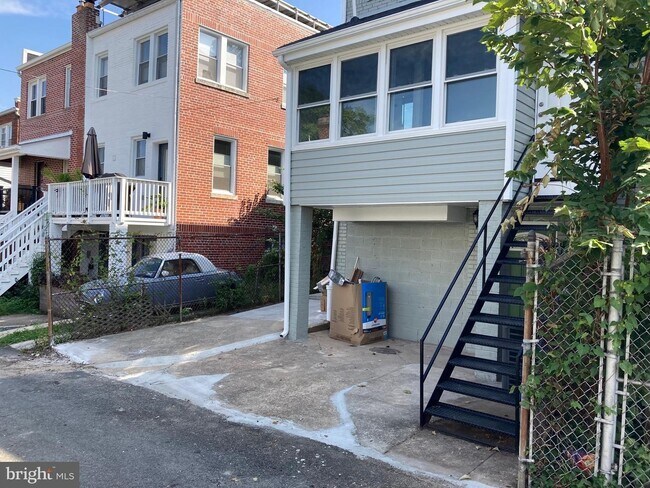 Building Photo - 617 Quintana Plz NW