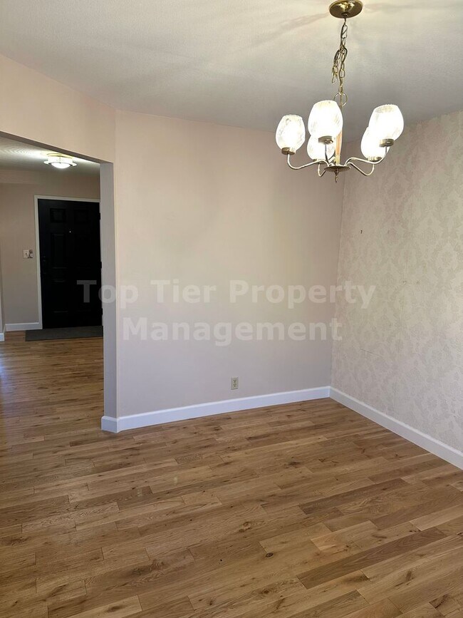 Foto del edificio - Beautiful 5 Bed, 2 Bath, 2,066 Sqft Pleasa...