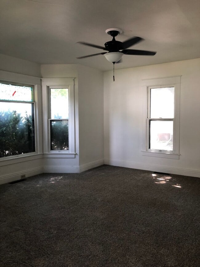 Building Photo - Available August ~ Awesome 1 bedroom, 1 Ba...