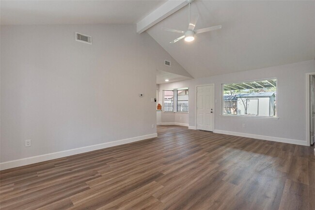 Foto del edificio - 2112 Sierra Dr