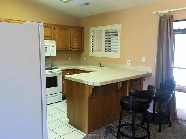 Building Photo - 561 Ridgeview Dr