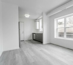 Building Photo - 1704 W Glenlake Ave