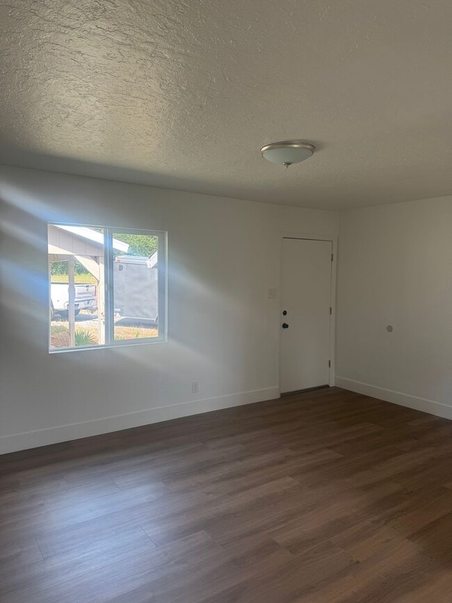 Building Photo - NEWLY REMODELED 3 BED/1 BATH IN SOUTH REDDING