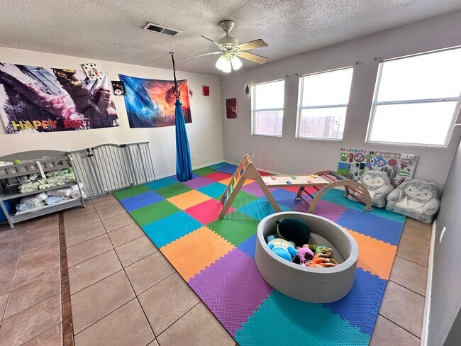 Foto del edificio - Coming Soon! 5 Bedroom 2.5 Bathroom w/ 2 Car Garage w/ Refrigerated Air