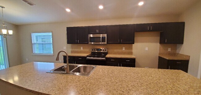Building Photo - 4-Bedroom, 2-Bathroom in Lakeland