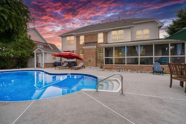 Foto del edificio - Beautiful brick home with a saltwater pool