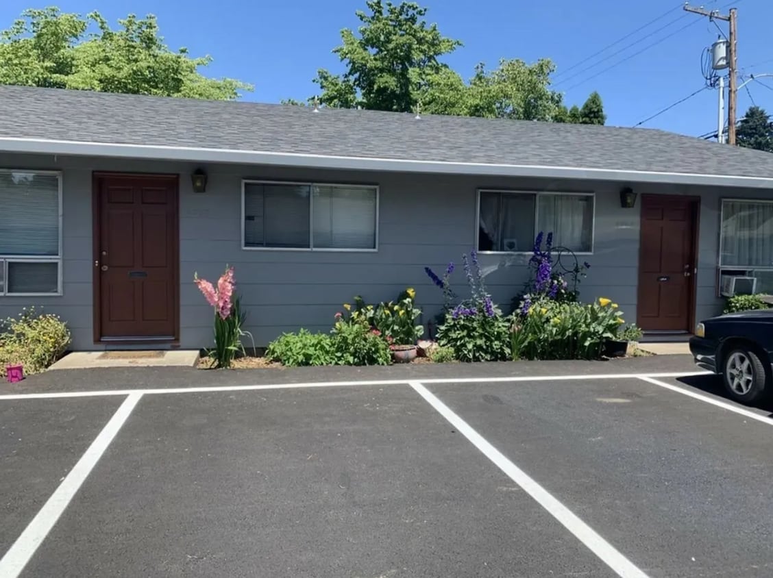 Building Photo - Cozy 2 bedroom, 1 bathroom apartment near Downtown Milwaukie