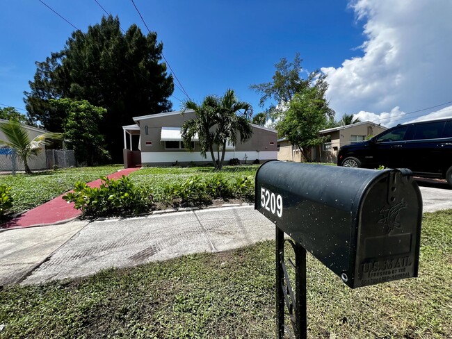 Foto del edificio - 5209 Pinewood Ave