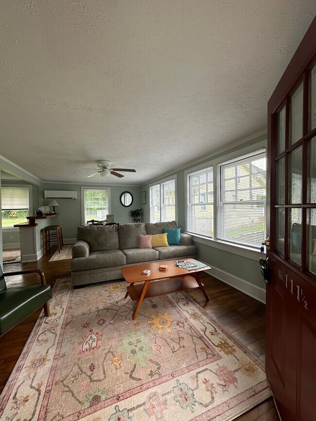 Foto del edificio - One Bedroom Garage Apartment in 5 Points!!