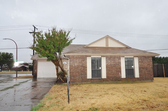 Building Photo - AVAILABLE NOW - Spacious 2-2-1 in Ft. Worth, desirable Keller ISD!
