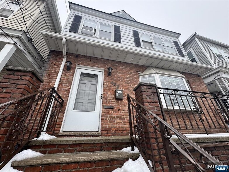 Photo - 460 Avenue East Unit 1