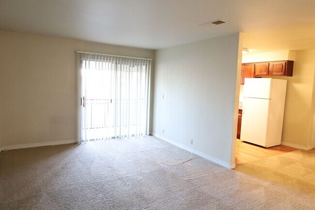 Building Photo - 1 Bedroom 1 Bathroom Condo inside Guard Ga...