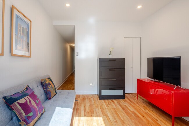 Building Photo - 4415 Avenue Coloniale-SI ID1601953P