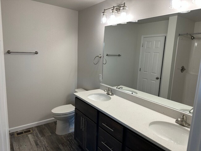 Building Photo - Spacious 3-bed 2.5 Bath - First Month Free!