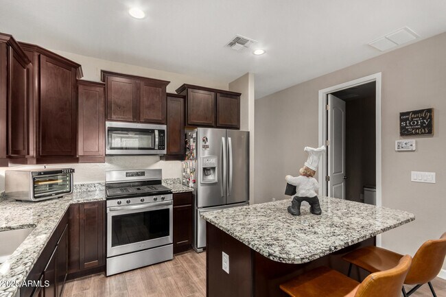 Building Photo - 2023 W Yellowbird Ln