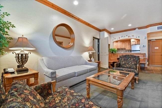 Building Photo - Villa 2018 1 Bed 1 Bath Full Kitchen