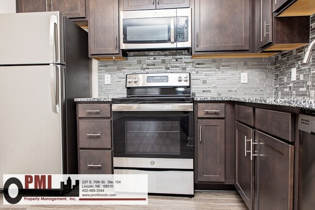 Building Photo - 2 Bedroom and 1 Bathroom Apartment Availab...