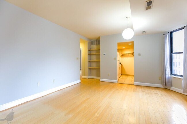 Building Photo - Spacious and Bright One Bedroom in Mount V...