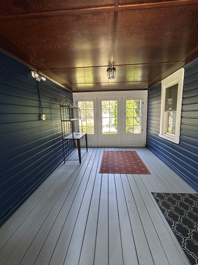 Building Photo - 4368 Point Comfort Dr