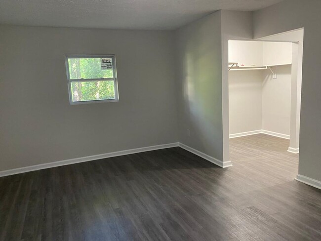 Building Photo - 3575 Oakvale Rd