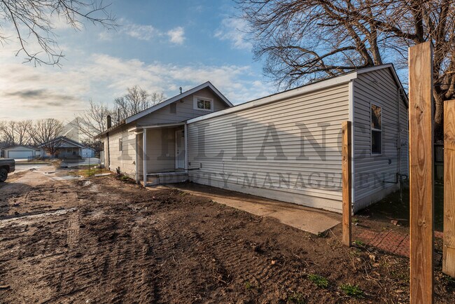 Building Photo - 146 N Meridian Ave