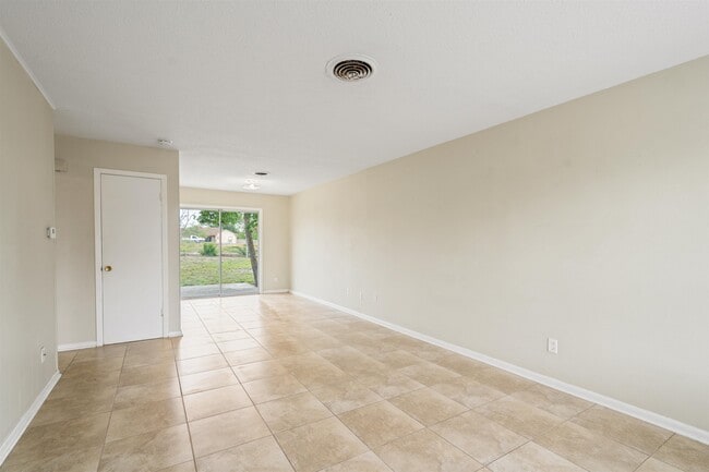 Foto del edificio - 708 W 10th St